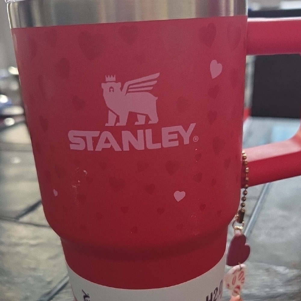 Stanley 2025 Valentine's Release 20oz Quencher H2.0 Tumbler With Charm - Picture 2 of 7